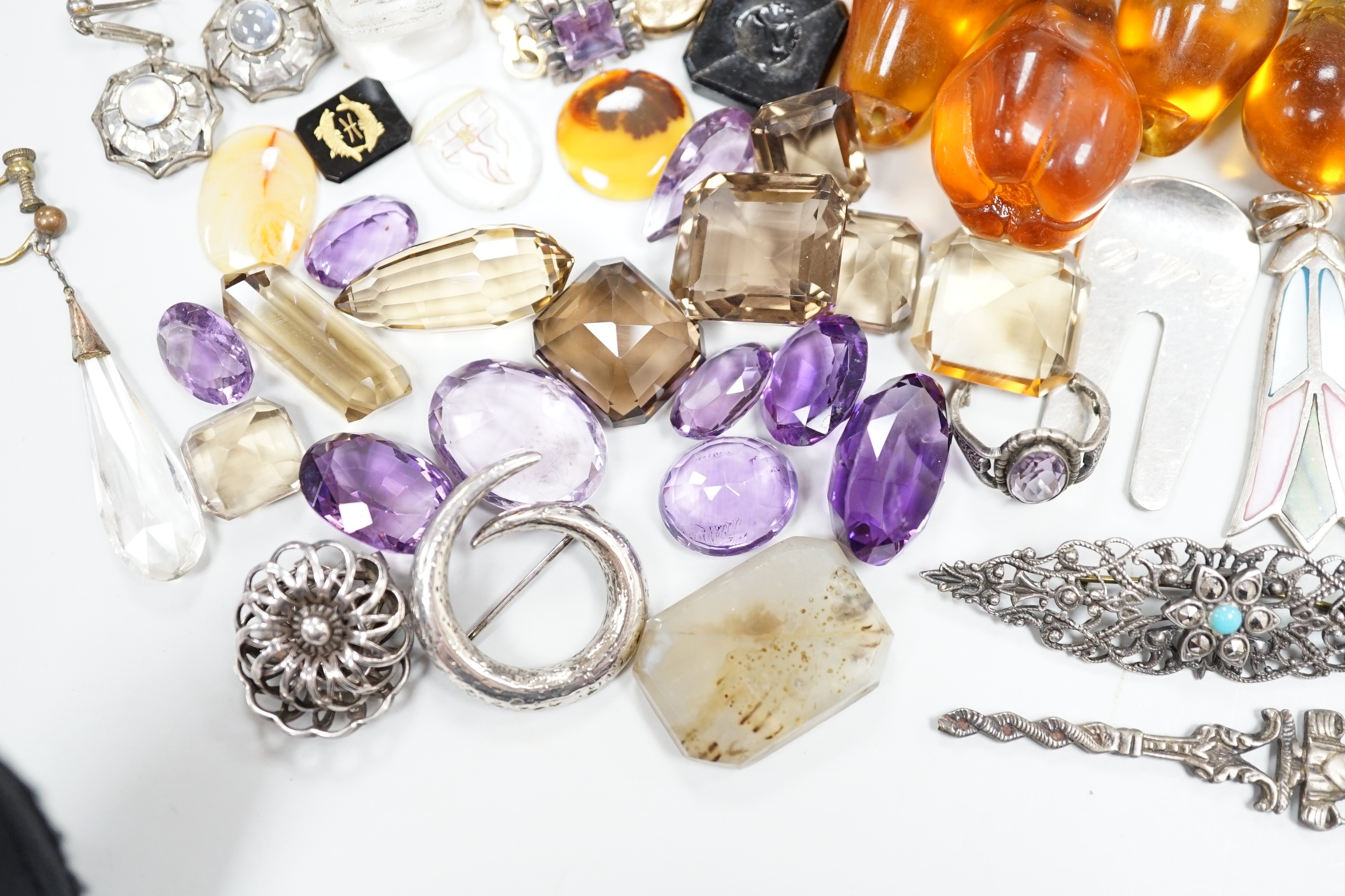 Assorted jewellery etc. including unmounted seals, agate brooch, engraved yellow metal locket and a quantity of unmounted cut amethysts and citrines.